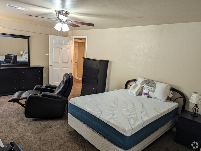 Building Photo - 323 Zuniga St Rental