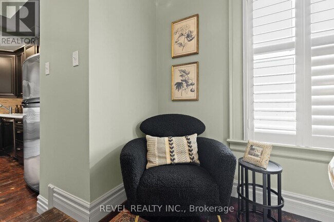 Photo - 296 Queen St S Unité A