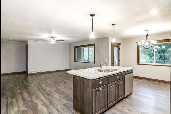 Photo - 971 Daisy Ln