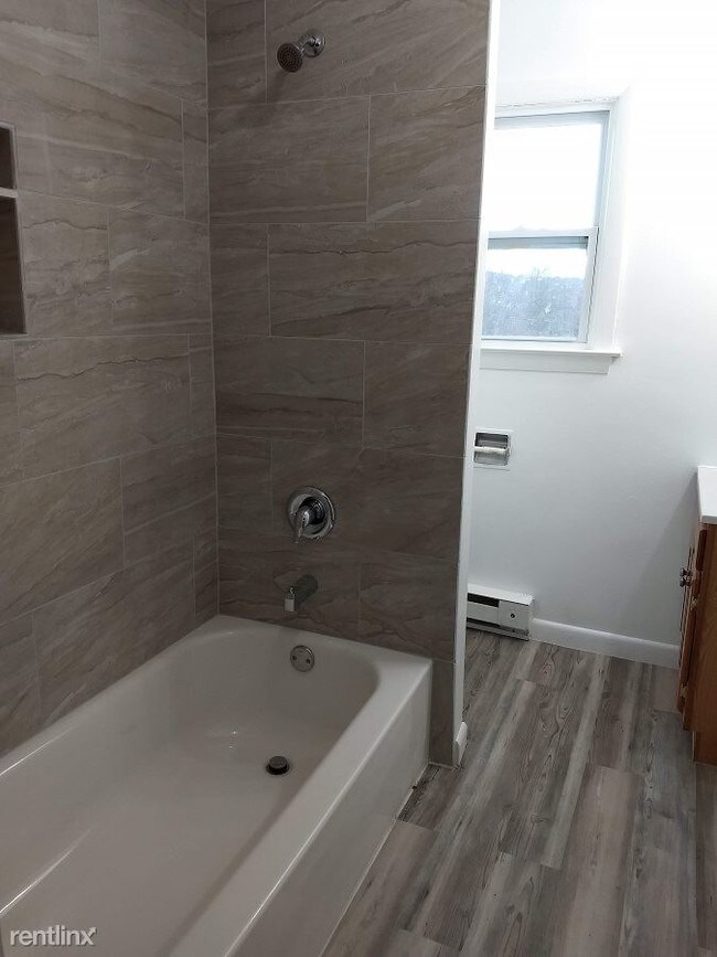 Photo - 1 br, 1 bath Duplex - 124 Alder St Ground ...