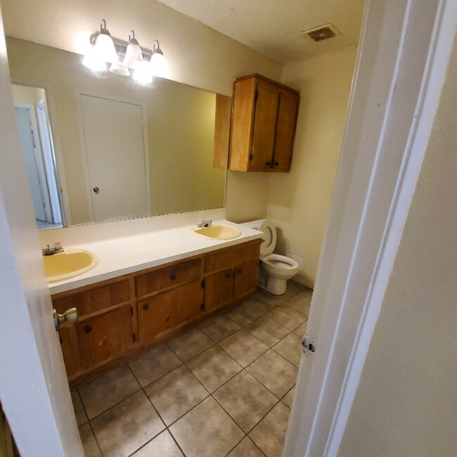 Photo - 102 E Truman Ave