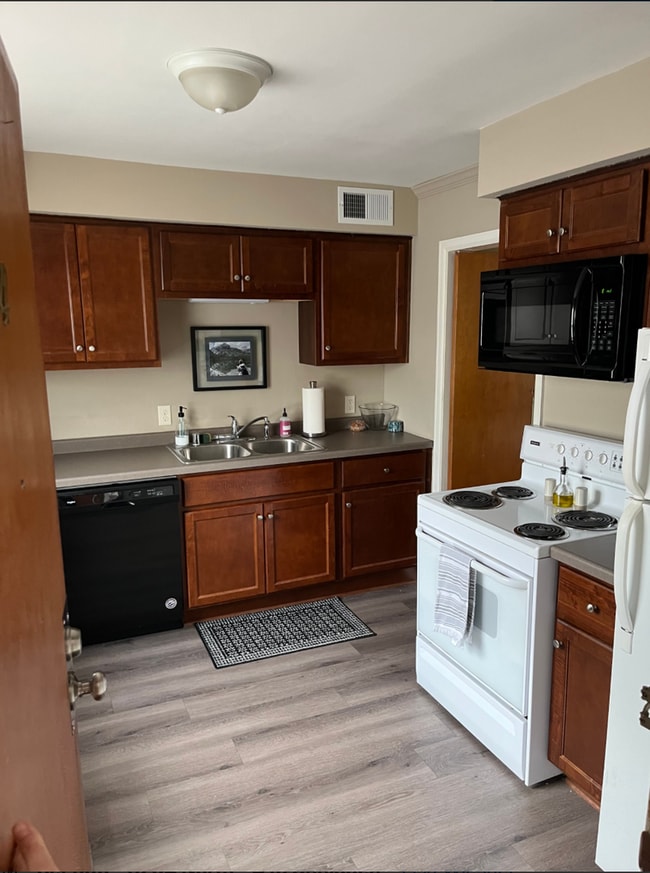 Building Photo - 8204 W North Ave Unit #4