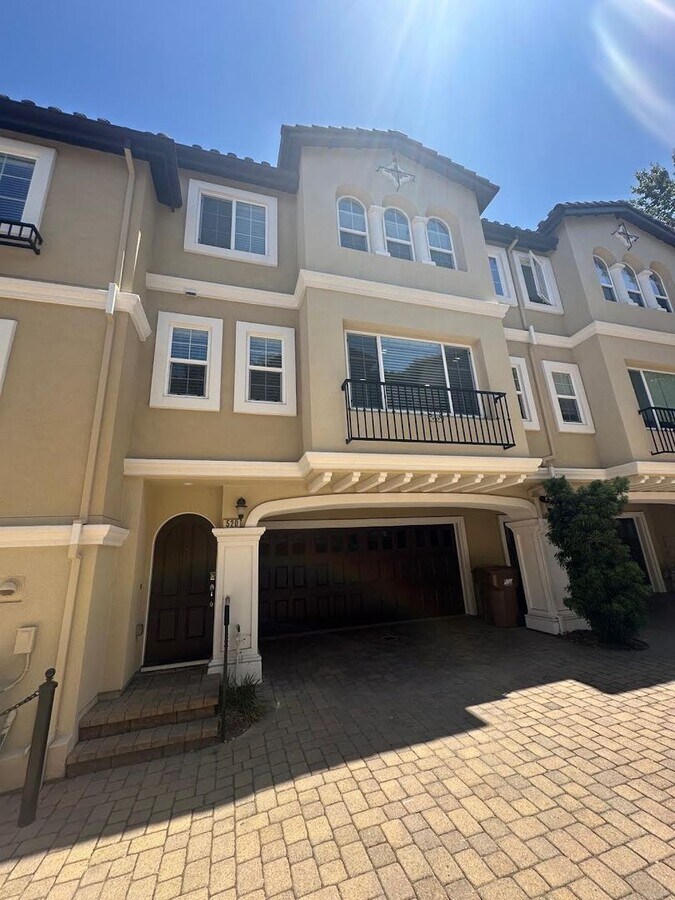 Nicely Updated Townhouse Close to Downtown - Nicely Updated Townhouse Close to Downtown