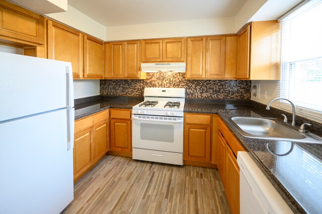 Townhouse - Alpine Court Apartments