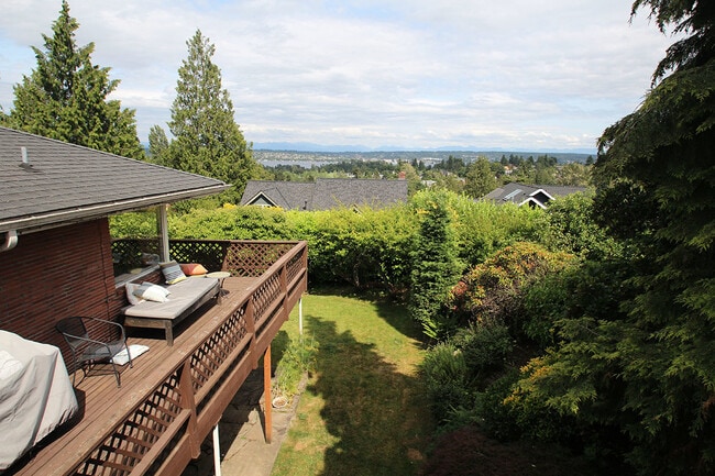 Building Photo - CHARMING 3 BED, 2 BATH 1850 SF SEATTLE HOME W EASY COMMUTE!