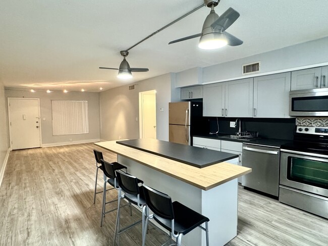 Photo - 825 N Primrose Dr