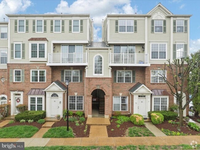 Building Photo - 1909 Kenwood Ave Unit 303 Rental