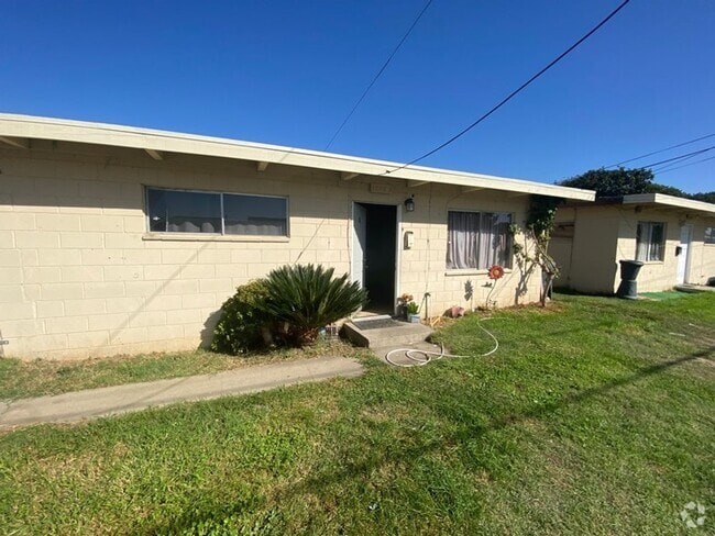 Building Photo - Clean and Bright 2 Bedroom 1 Bath Duplex Unit 1016B Rental