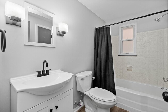 Photo - Stunning 3 bed, 2 bath home in East Hills available August 1!