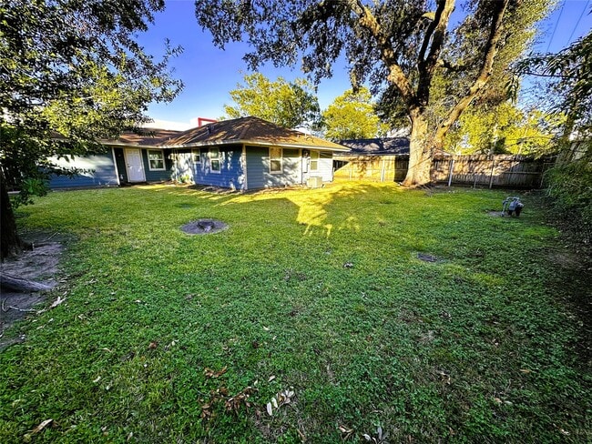 Photo - 5111 Maple St