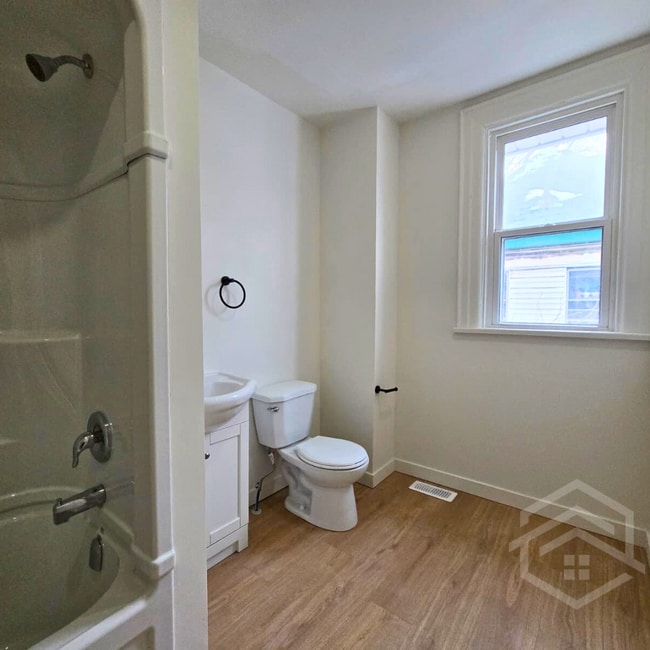 Photo - 2-Bedroom Available in London!! Unit 2