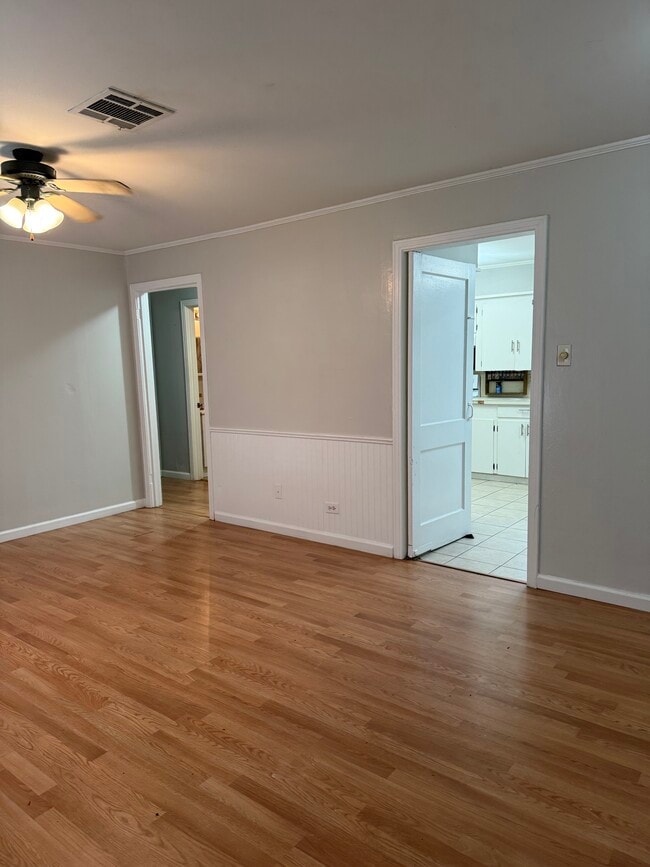 Building Photo - 609 Victoria St