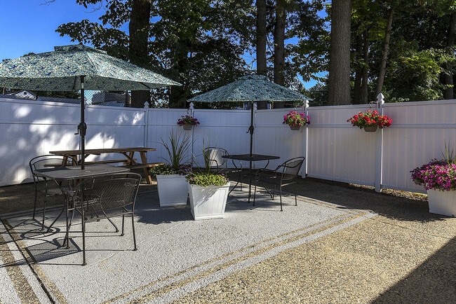 Outdoor Seating - Leominster Gardens