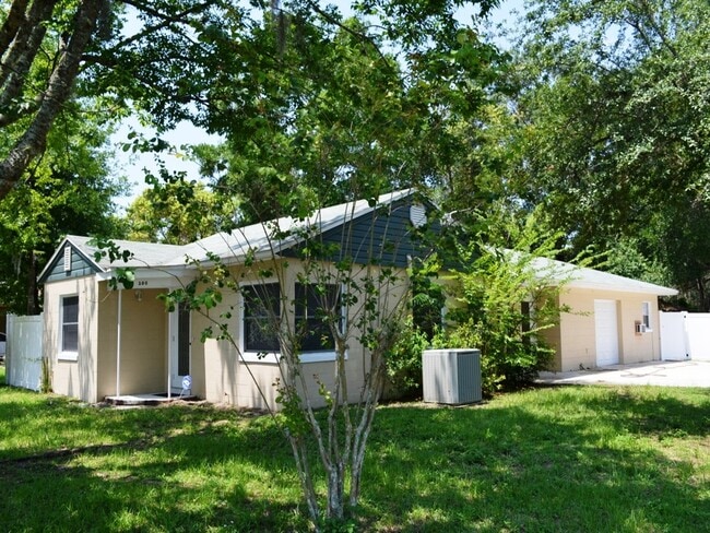 Building Photo - Cute Downtown 3/2 House with Attached 1/1 Apartment-close to everything