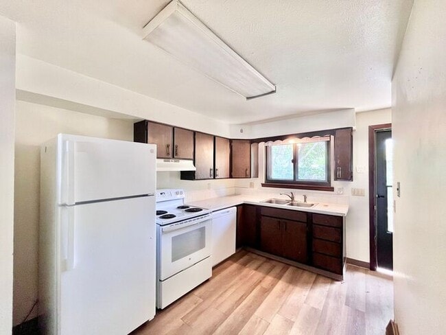 Building Photo - 2 Bedroom/2 Bath Spacious Brick Ranch Styl... Rental