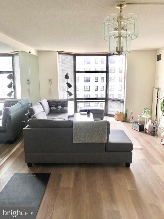 Building Photo - 2020 Walnut St Unit 14J Rental