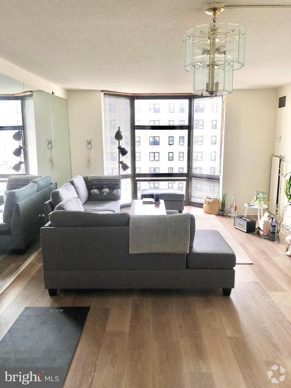 Building Photo - 2020 Walnut St Unit 14J Rental