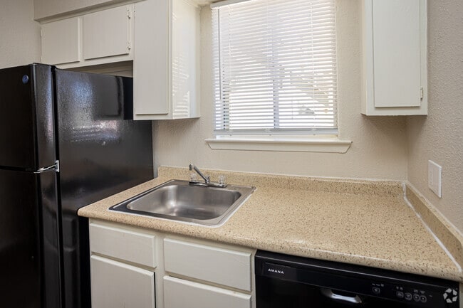 2HAB, 1,5BA - 737SF - Boulevard Apartment Homes