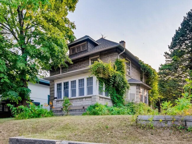 June 2026 ~ Cute 5 bedroom house. Spacious... - June 2026 ~ Cute 5 bedroom house. Spacious...