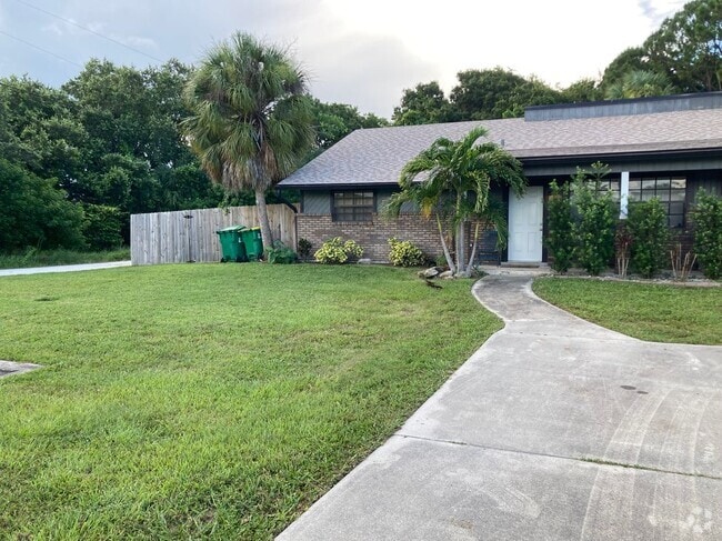 Building Photo - 3806 Lake Dr Rental