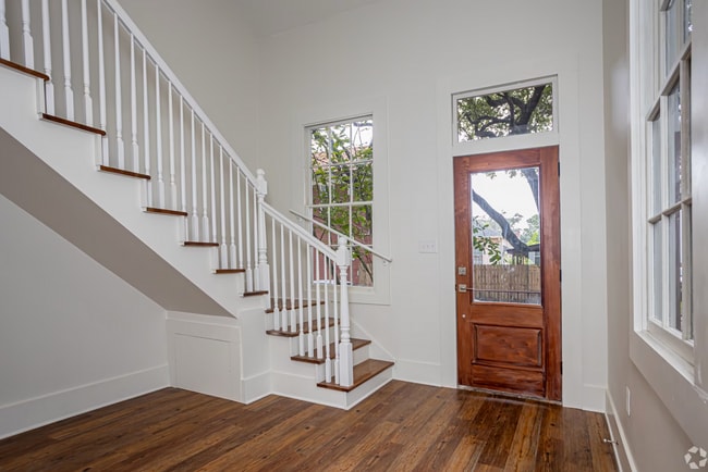 Photo - Uptown Renovated 1/1.5 apartment with Private Backyard Unit 1224