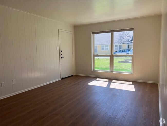 Building Photo - 1201 N Austin St Rental