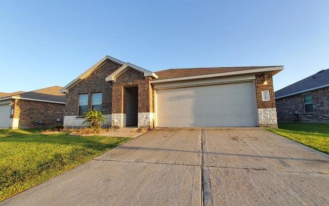 Building Photo - 22619 Castello Lakes Dr