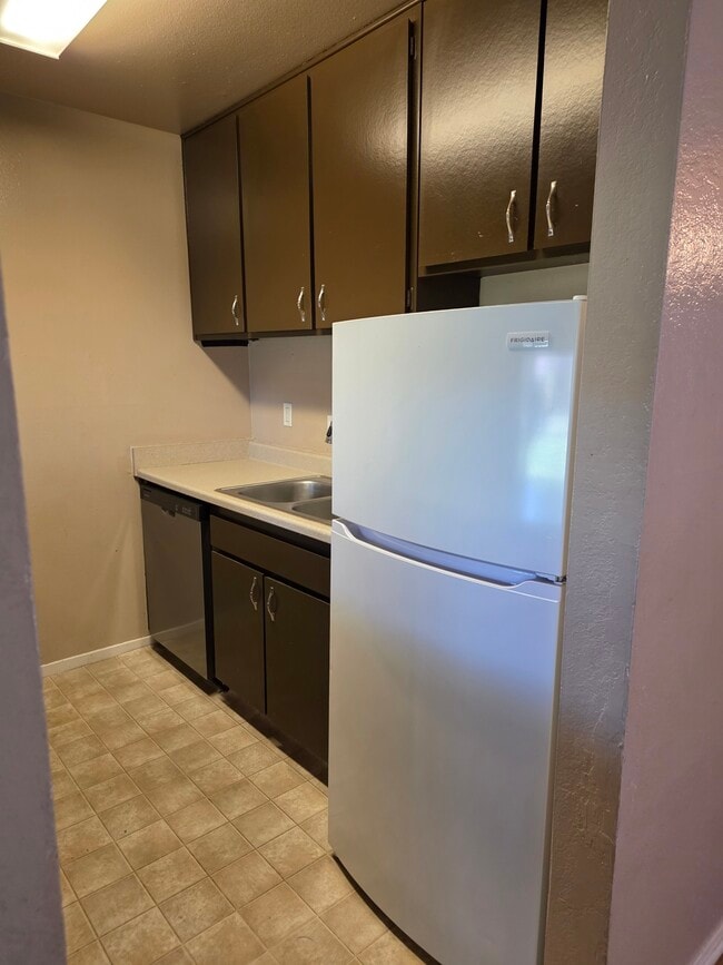Building Photo - 4654 N Chestnut Ave Unit 134