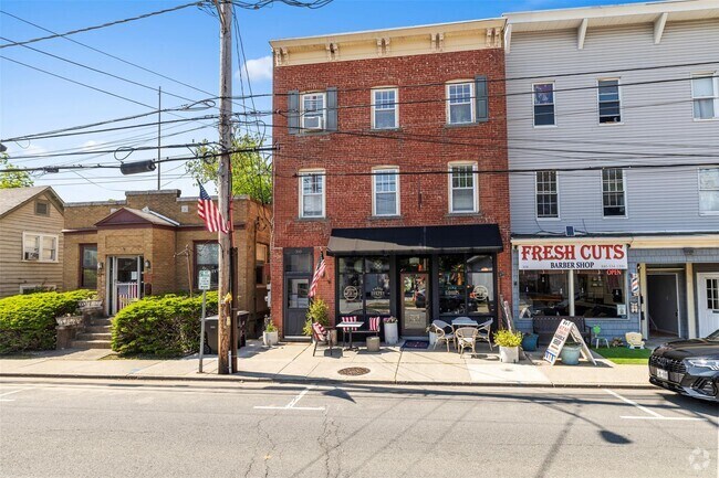Building Photo - 310 Main St Rental