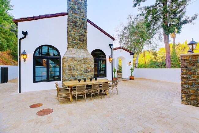 Photo - Fully Furnished Luxurious Spanish Mediterranean Villa in Hollywood Hills: 4-Bedroom, 2.5-Bath Ret...