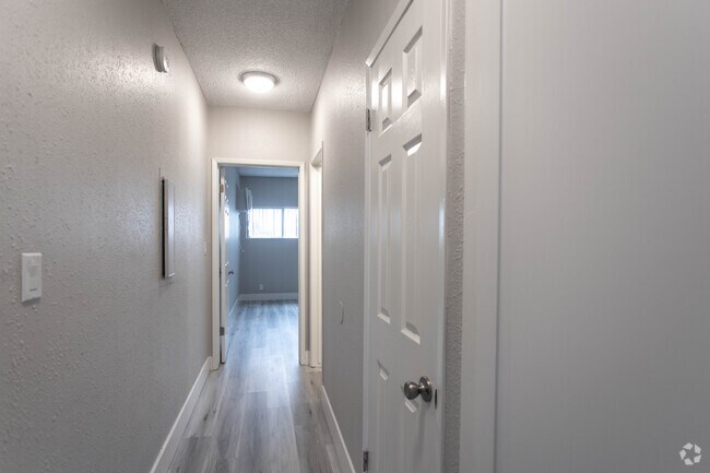 2BR, 2BA-1016 SF
