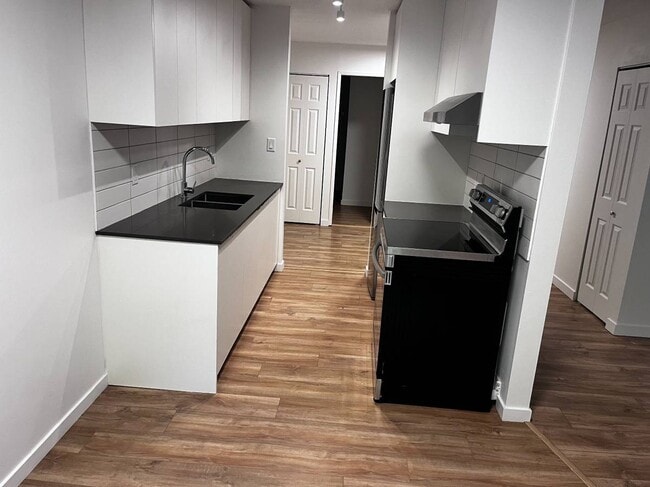 Building Photo - 1320 King Albert Ave