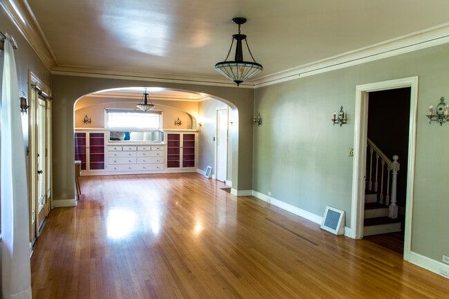 Photo - 850 W 11th Ave