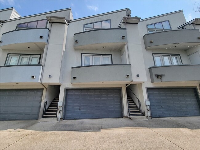 Building Photo - 2032 Tuam St