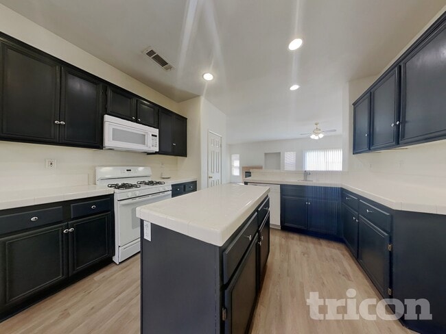 Photo - 2069 Holguin St