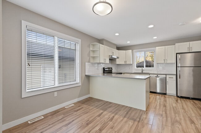 Photo - 10104-10113 113 Ave NW