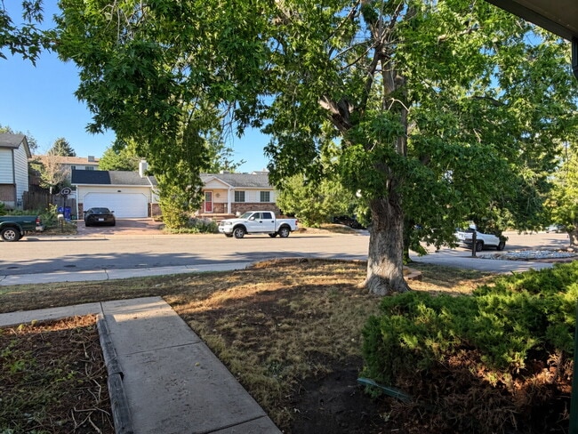 Photo - Spacious 4 bedroom, 3 bathroom home in the heart of Aurora is ready for immediate move in! Conven...
