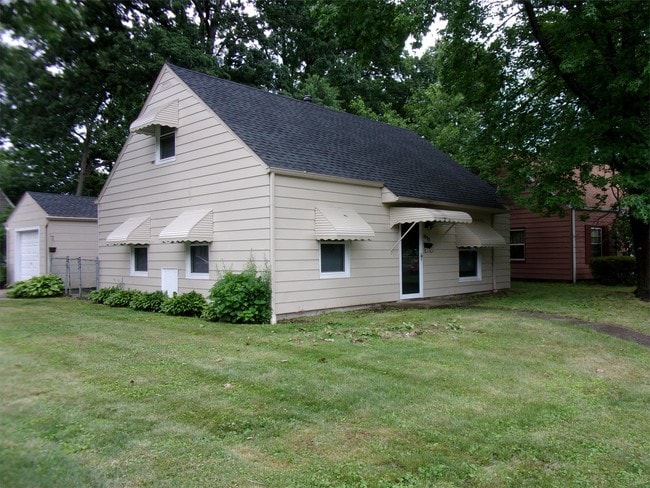 Building Photo - 1975 Tudor St