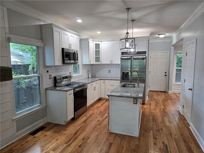 Photo - 1175 Garibaldi St SW
