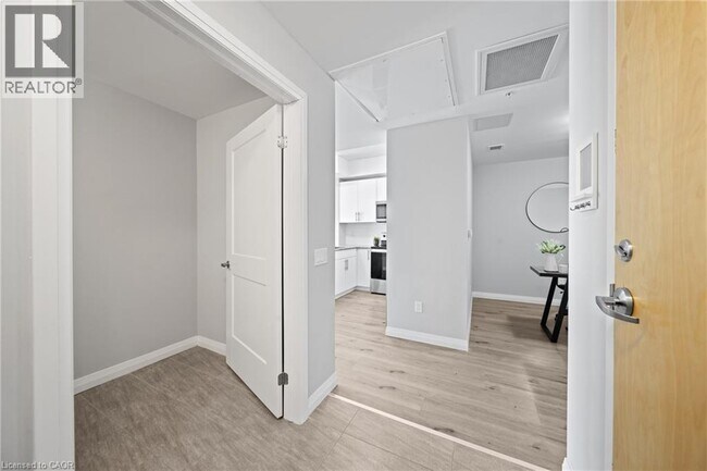 Photo - 60 Charles St W Unité 2712