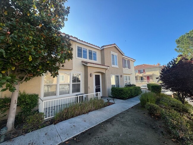 Building Photo - 3 Bedroom Towhome for Rent in Canyon Country!