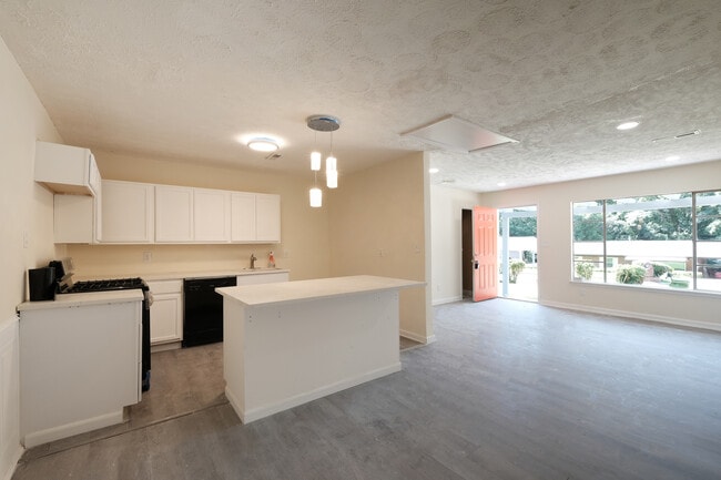 Photo - 85 Delmoor Dr NW