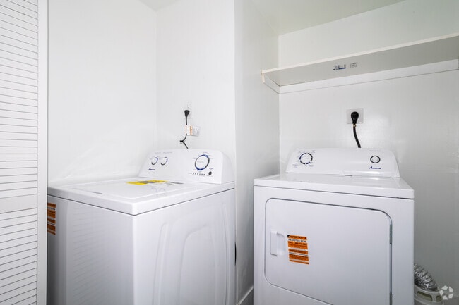 2BR, 2BA - 1,100SF - In-Unit Laundry