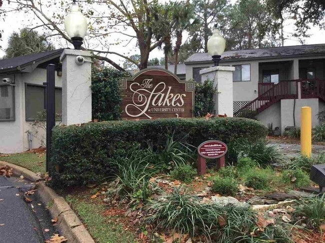 Building Photo - 2 Bedroom 2 1/2 bath in the Lakes Townhome Community! Complete Remodel! Unit H-9