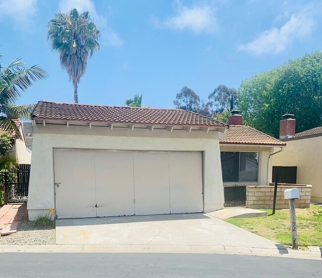 Building Photo - Updated Single-Story Home with Flexible Floor Plan in Las Brisas HOA