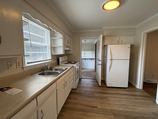 Photo - 3 BR with deck conveninent to Four Seasons Mall
