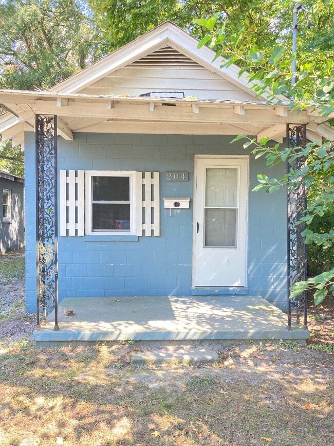 Building Photo - 204 Wainwright Ave E Rental