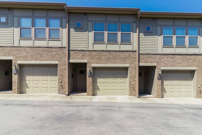Building Photo - Conveniently located 2-bedroom townhome in Germantown!