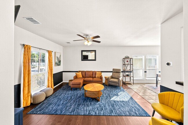 Photo - Downtown Home within Minutes from the Riverwalk & Alamodome ~ Large Corner Lot!