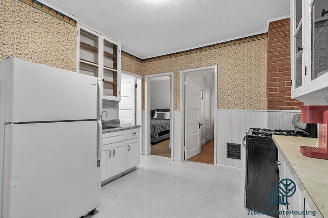 Photo - Furnished 3-Bedroom Lower Apartment on Bird Ave Unit 1